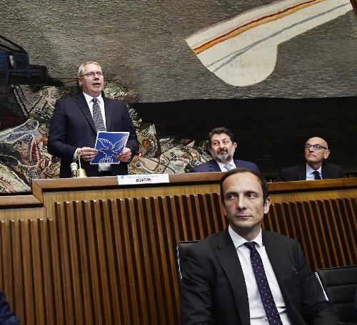 Il governatore Massimiliano Fedriga mentre il neopresidente del Consiglio regionale Mauro Bordin pronuncia il suo intervento in Aula.
