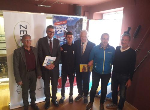 L'assessore Pierpaolo Roberti, secondo da sinistra, insieme alle altre autorità e agli organizzatori dell'edizione 2023 della Trieste Spring Run.