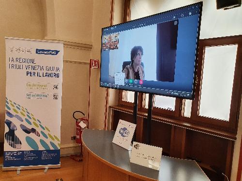 L'intervento in videoconferenza dell'assessore regionale al Lavoro Alessia Rosolen nella sala consiliare del Comune di Pordenone