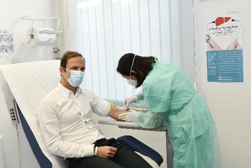 Il governatore mentre si sottopone al prelievo del sangue nell'ambito della campagna di prevenzione per l'epatite C