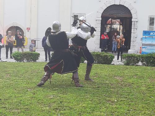 Fasi un combattimento medievale nel parco del municipio di Gorizia