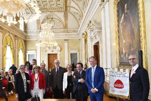 L'assessore regionale Fabio Scoccimarro con i relatori dell'assemblea di Aido, presieduta dalla presidente nazionale Flavia Petrin