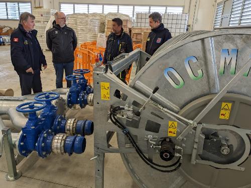 L'assessore Riccardo Riccardi e i vertici della Protezione civile Fvg davanti alla macchina per l'aspirazione delle acque