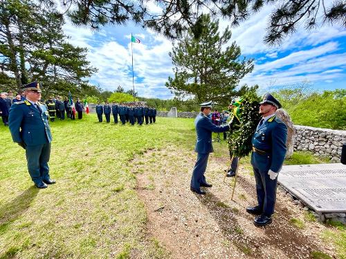 Un momento della cerimonia commemorativa del settantottesimo anniversario della morte dei 97 finanzieri deportati dalla caserma di via Campo Marzio di Trieste, uccisi e infoibati dalle milizie titine nel 1945 pochi giorni dopo la liberazione della città dall'occupazione nazista.