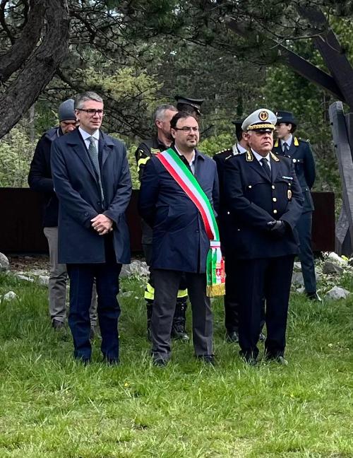 L'assessore regionale alla Sicurezza Pierpaolo Roberti (a sinistra) durante la cerimonia commemorativa del settantottesimo anniversario della morte dei 97 finanzieri deportati dalla caserma di via Campo Marzio di Trieste, uccisi e infoibati dalle milizie titine nel 1945 pochi giorni dopo la liberazione della città dall'occupazione nazista