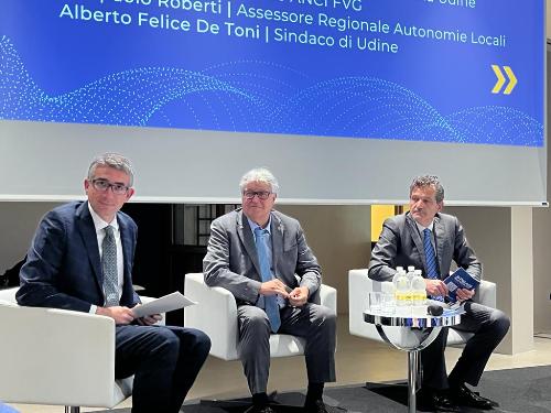 L'assessore regionale Pierpaolo Roberti con il sindaco di Udine Alberto Felice De Toni e Dorino Favot, presidente di Anci Fvg.