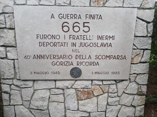 La lapide nel Parco della Rimembranza di Gorizia a ricordo dei deportati goriziani in Jugoslavia a opera dei titini