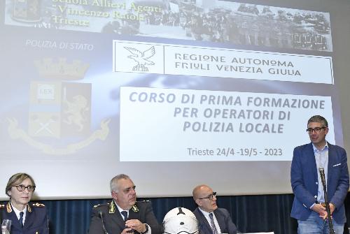 L'assessore Pierpaolo Roberti mentre interviene alla Scuola di Polizia