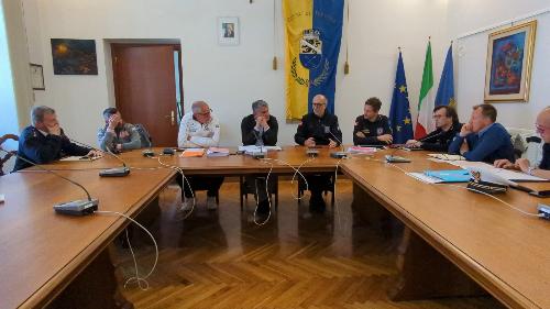 L'assessore Riccardo Riccardi  prende la parola nella riunione tecnica al municipio di Tarvisio sul Giro d'Italia