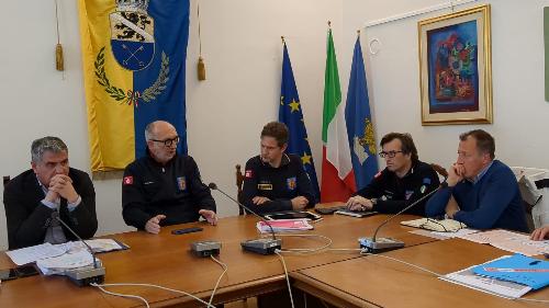 L'assessore Riccardo Riccardi  prende la parola nella riunione tecnica al municipio di Tarvisio sul Giro d'Italia