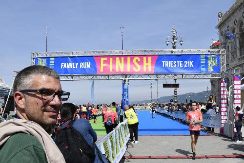 L'assessore Roberti all'arrivo della Trieste Spring Run in piazza Unità a Trieste 