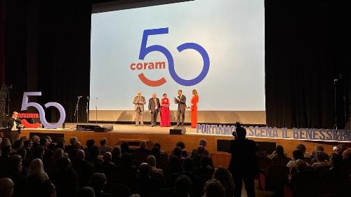 Il governatore Massimiliano Fedriga (secondo da destra) sul palco dell'evento "Portiamo in scena il benessere", organizzato da Friuli Coram al Teatro Giovanni da Udine per festeggiare i 50 anni dell’azienda.