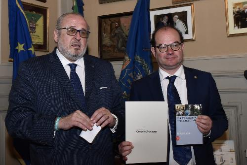 Il vicegovernatore Mario Anzil (a destra nella foto) con il sindaco  di Gorizia Rodolfo Ziberna nel Municipio del capoluogo isontino