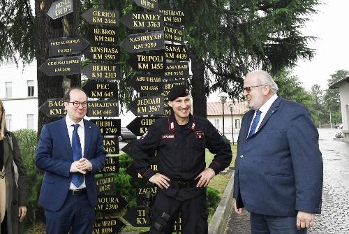 Il vicegovernatore Mario Anzil con il colonnello Nicola Ferrucci, comandante del 13esimo Reggimento  Carabinieri, e il sindaco di Gorizia Rodolfo Ziberna alla caserma Cascino