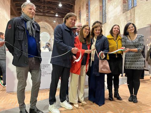 L'assessore regionale alle Attività produttive e Turismo, Sergio Emidio Bini, alll'inaugurazione dell'esposizione dell'artigianato artistico del Fvg nell'ex chiesa di San Francesco.