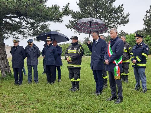 L'assessore Pierpaolo Roberti alla cerimonia di deposizione di un mazzo di fiori al monumento ai Caduti delle Forze dell'ordine alla Foiba di Basovizza