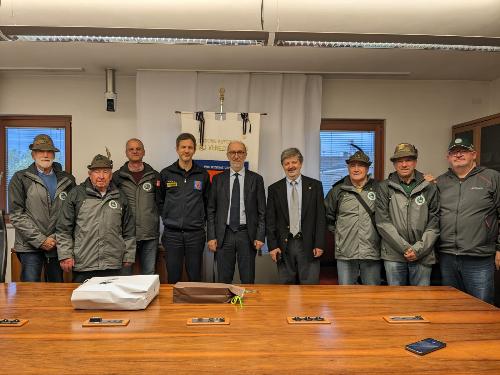 L'assessore regionale alla Protezione civile Riccardo Riccardi (al centro della foto) con gli alpini della sezione di Fossa a Palmanova