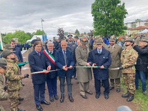 Il taglio del nastro per l'inaugurazione della Cittaddella militare e dell'Associazione Nazionale Alpini al parco Moretti - Udine 12 maggio 2023