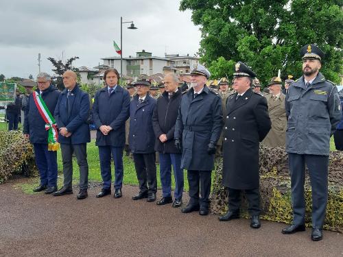 L'assessore regionale alle Attività produttive e turismo, Sergio Emidio Bini, con le autorità schierate per la rassegna militare - Udine 13 maggio 2023