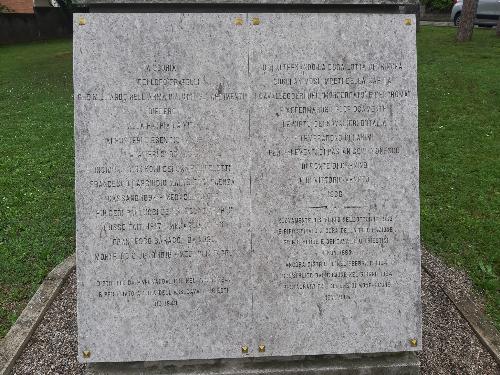 L'iscrizione al moumento che a Monfalcone, all'incrocio tra via Romana e via Flavia, ricorda i cavalleggeri caduti.