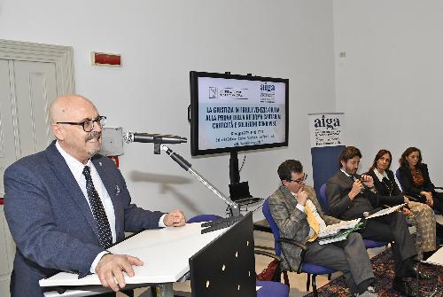 L'assessore regionale Sebastiano Callari nel corso del suo intervento in occasione dell’evento formativo "La Giustizia in Friuli Venezia Giulia alla prove della riforma Cartabia: criticità e soluzioni condivise"