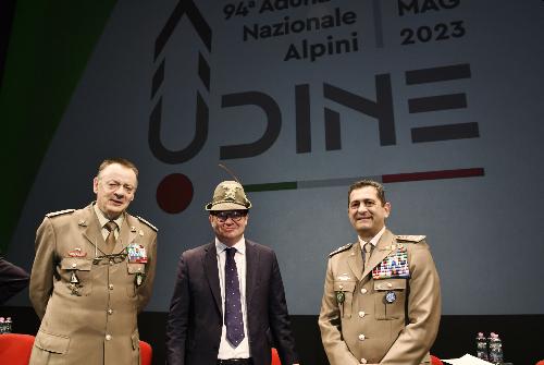 Il vicepresidente Anzil con i generali Ignazio Gamba e Francesco Paolo Figliuolo a Udine per l'incontro con le sezioni Ana in occasione della 94esima Adunata nazionale degli Alpini