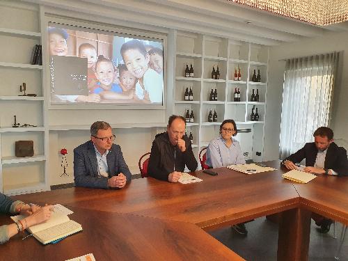 L'assessore regionale Stefano Zannier, primo da sinistra, alla presentazione dell'iniziativa Francy for Children nella Casa Lis Neris a San Lorenzo Isontino