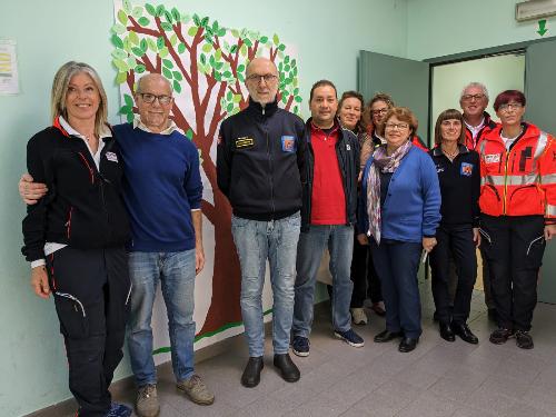 L'assessore Riccardo Riccardi alla presentazione del progetto l'Albero della vita nella scuola primaria di Trivignano Udinese 