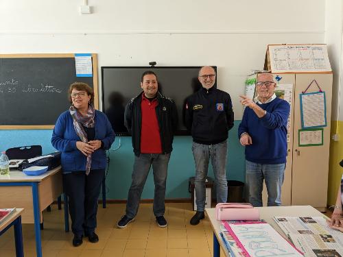 L'assessore Riccardo Riccardi incontra i bambini che hanno realizzato l'Albero della vita nella scuola primaria di Trivignano Udinese 
