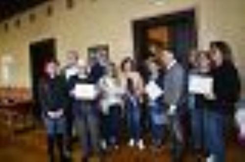 Foto di gruppo dei premiati del concorso "Olio di Muggia" nella sala consiliare comunale della cittadina istroveneta