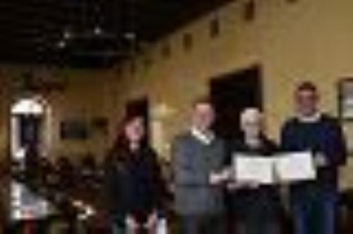 L'assessore regionale alle Autonomie locali Pierpaolo Roberti (a destra nella foto) alla premiazione di "Olio di Muggia". Da sinistra a destra: l'assessore comunale Elisabetta Steffè, il sindaco Paolo Polidori, la produttrice Nidia Sega e Roberti