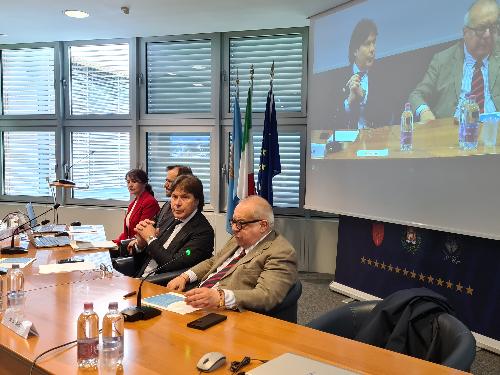 L'assessore regionale Sergio Emidio Bini, al centro, durante la presentazione del bando per l'innovazione digitale nella sede di Confindustria Alto Adriatico di Pordenone