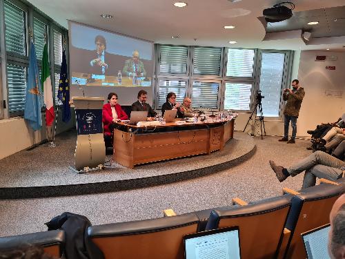 L'assessore regionale Sergio Emidio Bini illustra il bando che finanziewrà l'innovazione digitale nella sala convegni di Confindustria Alto Adriatico Pordenone