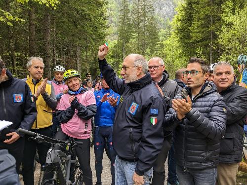 Taglio del nastro della strada per il Lussari con gli assessori regionali Riccardo Riccardi (al centro) e (in sella alla bici) Barbara Zilli. Accanto a Riccardi il vicepresidente del Consiglio regionale Stefano Mazzolini