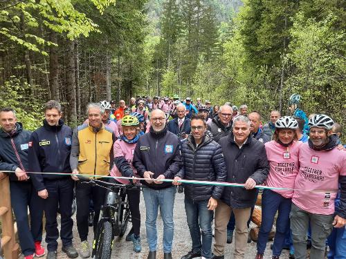 Taglio del nastro della strada per il Lussari con gli assessori regionali Riccardo Riccardi (al centro) e (in sella alla bici) Barbara Zilli. Accanto a Riccardi il vicepresidente del Consiglio regionale Stefano Mazzolini