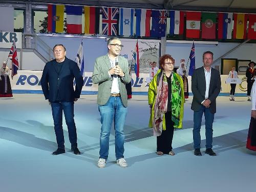 L'assessore regionale Pierpaolo Roberti all'inaugurazione del Memorial internazionale di pattinaggio a Opicina (con da sinistra il presidente del Coni Fvg Giorgio Brandolin e l'onorevole Tatjana Rojc)