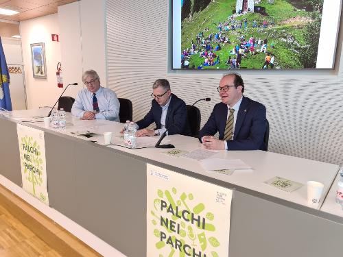 Il vicepresidente del Fvg Azil (a destra) e l'assessore regionale Zannier (al centro) alla presentazione della quarta edizione di "Palchi nei parchi" a Udine