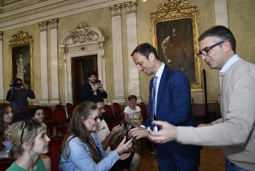 Il governatore Massimiliano Fedriga e l'assessore regionale Pierpaolo Roberti consegnano spille ricordo ai partecipanti al progetto 'Radici'