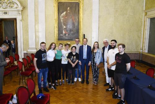 Foto di gruppo con i partecipanti del progetto 'Radici' nel Salone di rappresentanza del Palazzo della Regione a Trieste