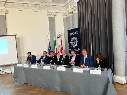L'assessore regionale Fabio Scoccimarro, secondo da destra, al convegno organizzato a Trieste da The Internatiolnal Propeller Club sulla transizione energetica del Porto