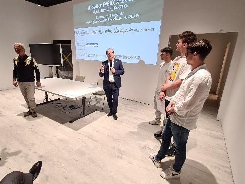 Il vicegovernatore Mario Anzil all'evento Fvg Icc Accelerator a Pordenone premia il gruppo di giovani creativi vincitori del primo premio