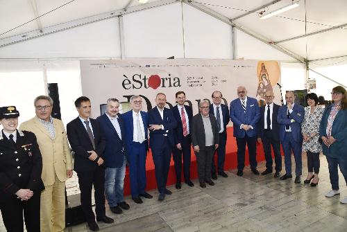 Foto di gruppo all'inaugurazione di èStoria