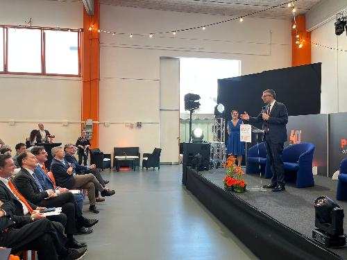 La cerimonia per i 40 anni di fondazione dell'azienda PF Group di Udine; sul palco l'assessore regionale alle Autonomie locali Pierpaolo Roberti