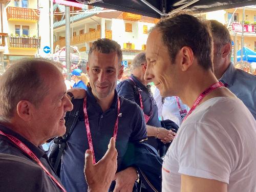 Il governatore Fedriga assieme all'ex campione Vincenzo Nibali e al direttore del Giro Mauro Vegni
