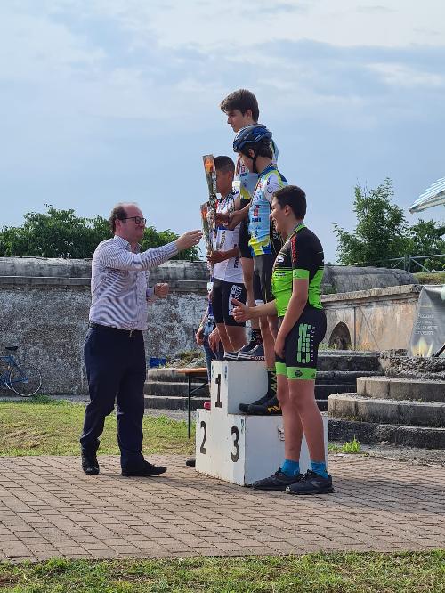 Il vicegovernatore Mario Anzil alle premiazioni delle gare ciclistiche 6° Memorial Venier Asco e 23° Memorial Pressacco Pasqualino