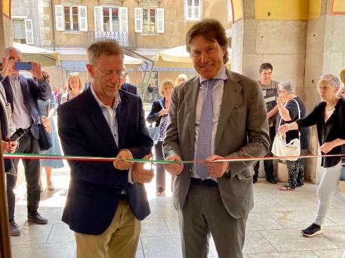 L'assessore regionale Sergio Emidio Bini (a destra) taglia il nastro del nuovo infopoint PromoTurismoFVG di Muggia con il sindaco Paolo Polidori