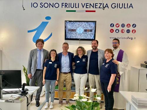 Foto di gruppo per l'inauguraione del nuovo infopoint di Muggia in piazza Marconi