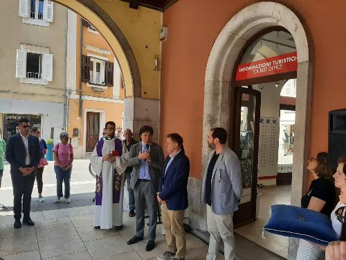 L'assessore regionale Sergio Emidio Bini prende la parola all'inaugurazione del nuovo infopoint di Muggia