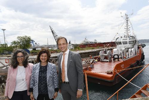 Il governatore Massimiliano Fedriga (a destra) assieme all’amministratore delegato di Ocean Michela Cattaruzza e al vicesindaco di Trieste Serena Tonel davanti al rimorchiatore "Glera".