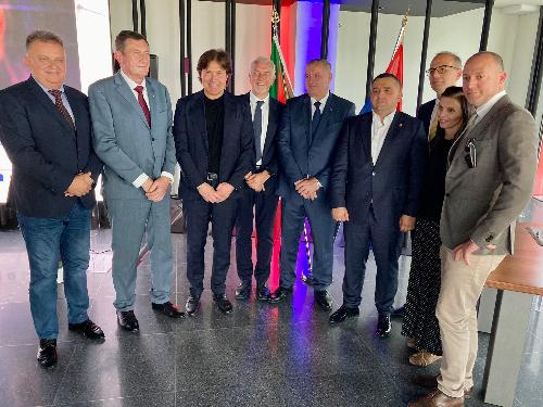 Foto di gruppo con l'assessore regionale alle Attività produttive e Turismo, Sergio Emidio Bini , i rappresentanti della Repubblica Serba di Bosnia Erzegovina (Repubblica Sprska) e Luigino Pozzo.